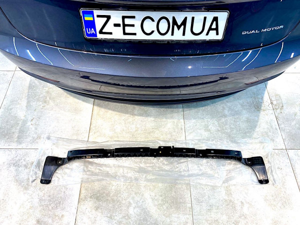 Кронштейн заднего бампера (центральный) Tesla Model 3